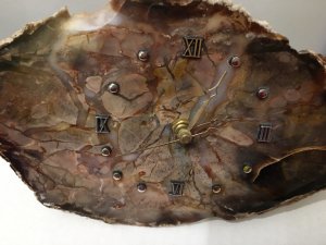 Versteinertes Holz Tischuhr
