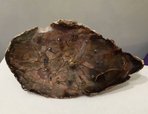 Versteinertes Holz Tischuhr