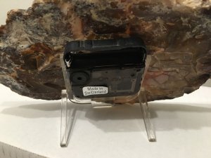 Versteinertes Holz Tischuhr